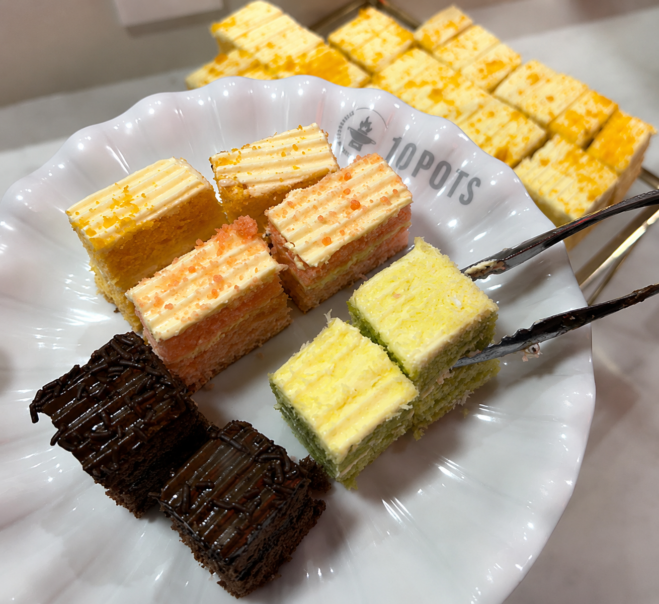 Pilihan kek pencuci mulut di 10 Pots Kemaman