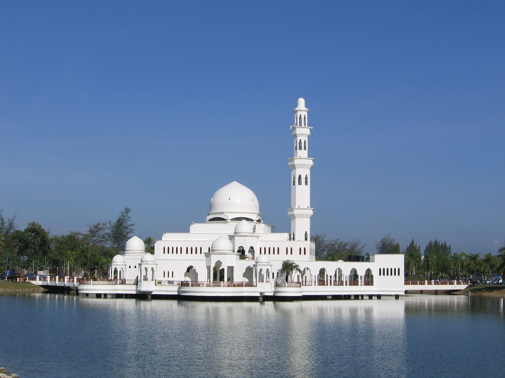 Masjid Terapung Terengganu di Kuala Terengganu dengan seni bina Islam moden di atas air.