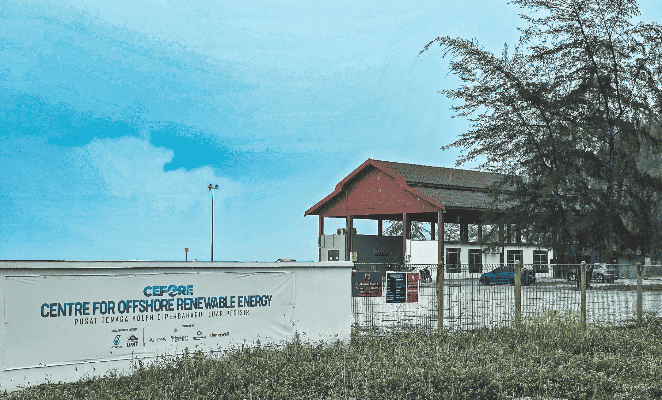 Papan tanda Centre for Offshore Renewable Energy di Pantai Tok Jembal, Terengganu berhampiran fasiliti penyelidikan tenaga boleh baharu.