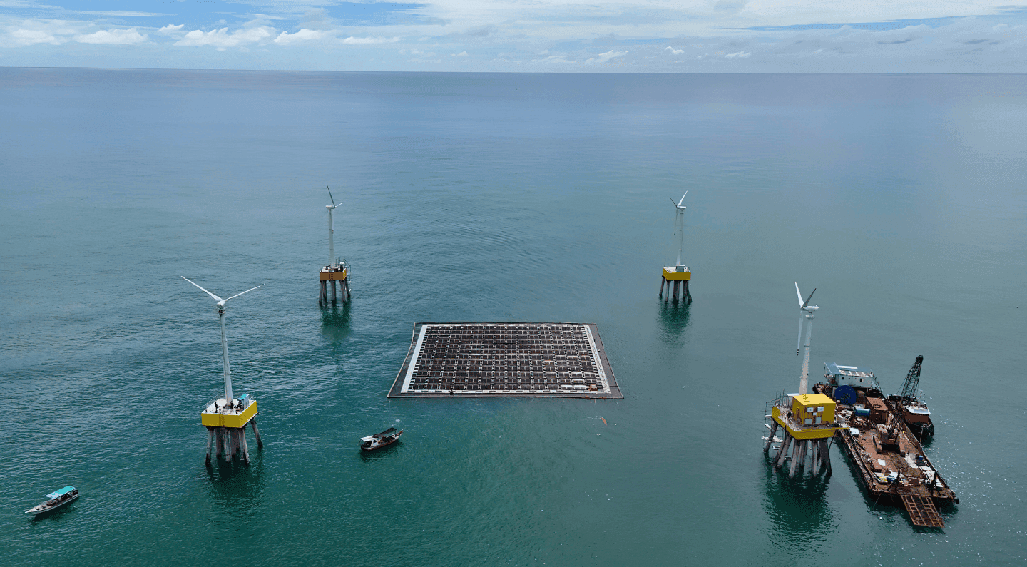 Centre for Offshore Renewable Energy di Pantai Tok Jembal dengan turbin angin dan panel solar terapung di perairan Terengganu.