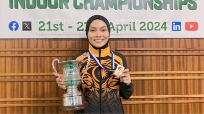 Nor Farah Ain Abdullah bergambar bersama trofi dan pingat selepas memenangi kejohanan Lawn Bowls.