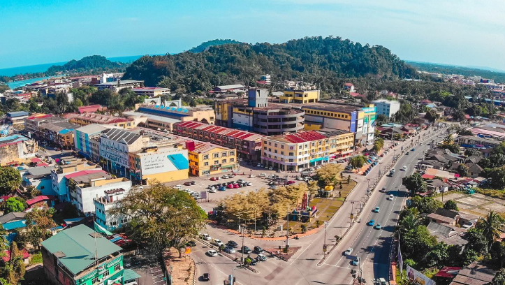 Pemandangan udara Bandar Chukai, Terengganu yang memaparkan Bukit Mentok berlatarbelakangkan kawasan bandar, jalan utama dan bangunan komersial.