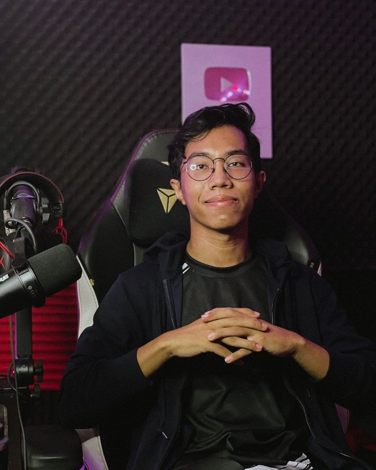 Pok Ro, pencipta kandungan gaming dari Terengganu yang terkenal dengan loghat Terengganu dan berjaya meraih lebih 1 juta subscriber di YouTube.