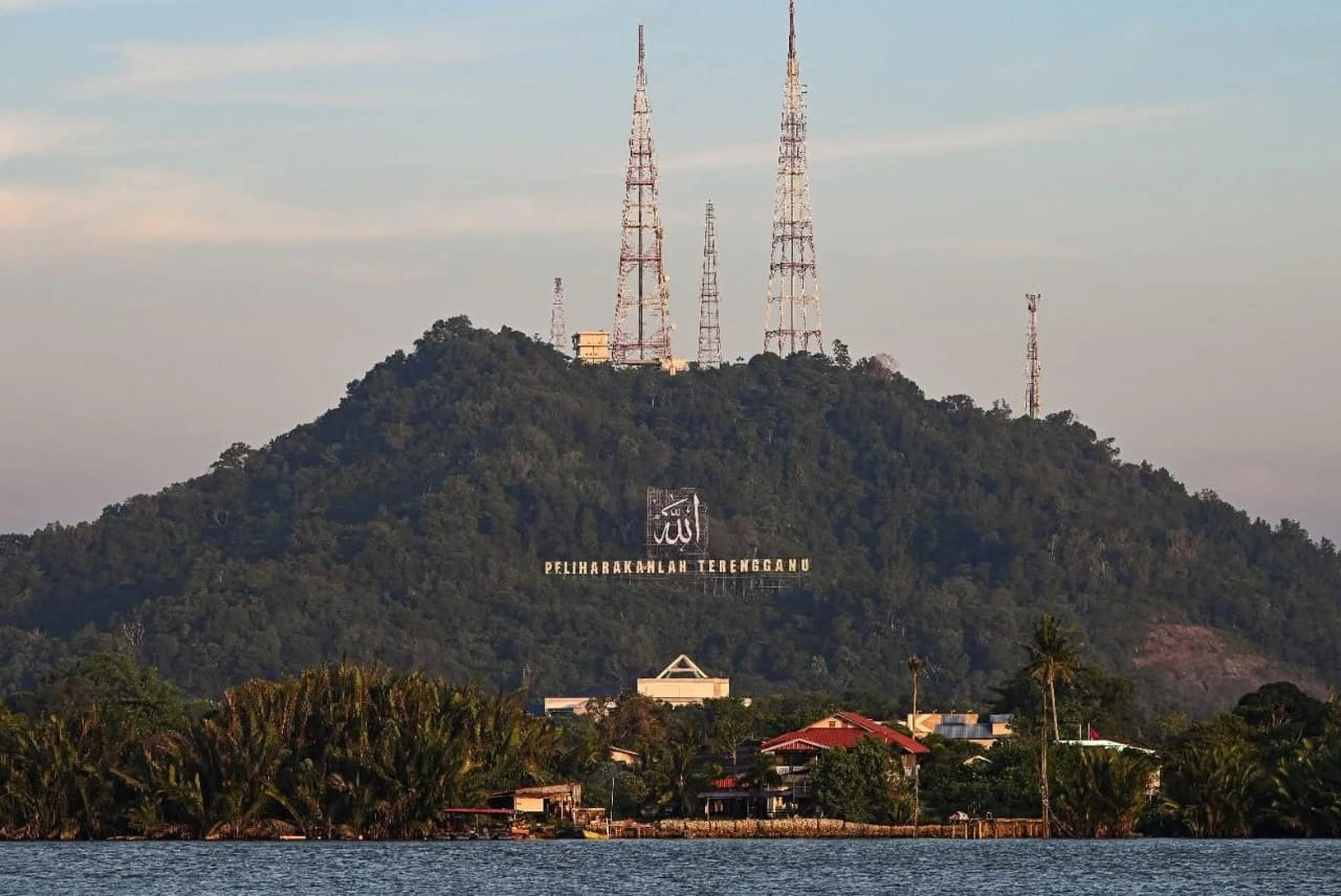 Papan tanda ikonik Bukit Besar Terengganu di lereng bukit yang menjadi mercu tanda terkenal Kuala Terengganu sebelum diganti dengan struktur baharu.