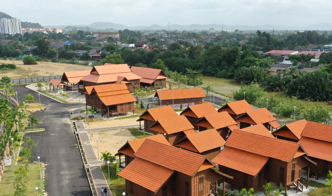 Pusat Tafaqquh Fiddin Tok Sheikh Duyong di Kuala Terengganu dengan konsep Kampung Ilmu yang menggabungkan seni bina tradisional Melayu dan pendidikan Islam moden.