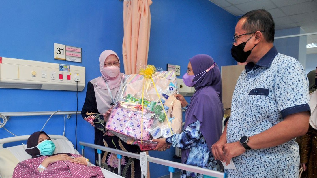 Pesakit menerima rawatan di wad kelas ketiga hospital kerajaan di Terengganu