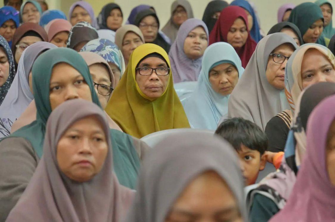 Sekumpulan wanita termasuk warga emas menghadiri program komuniti berkaitan Kad Sejahtera di Terengganu.