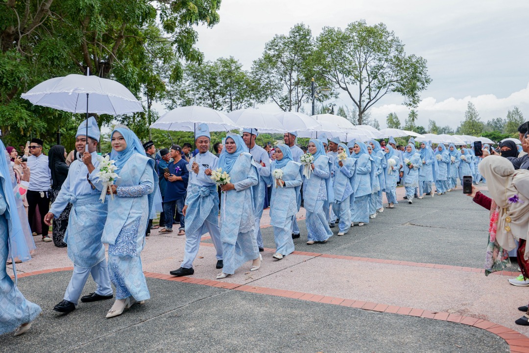 Pasangan pengantin menyertai Program Walimatulurus Perdana Terengganu secara beramai-ramai.