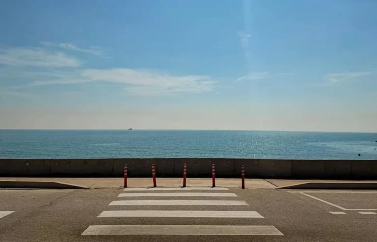 GAMBAR MENUNJUKKAN SEBUAH PANTAI YANG RAMAH DAN BESAR