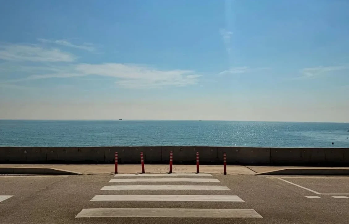 GAMBAR MENUNJUKKAN SEBUAH PANTAI YANG RAMAH DAN BESAR