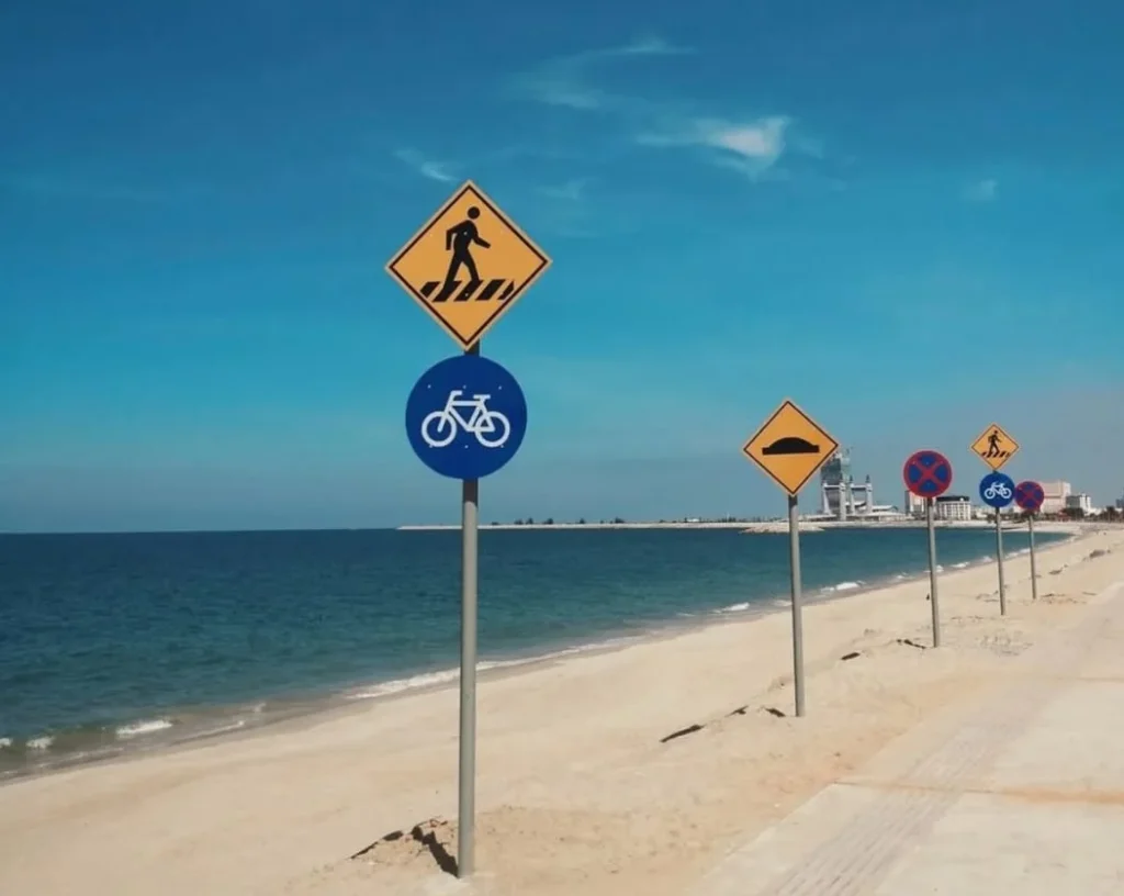 GAMBAR MENUNJUKKAN SEBUAH PANTAI YANG RAMAH DAN BESAR