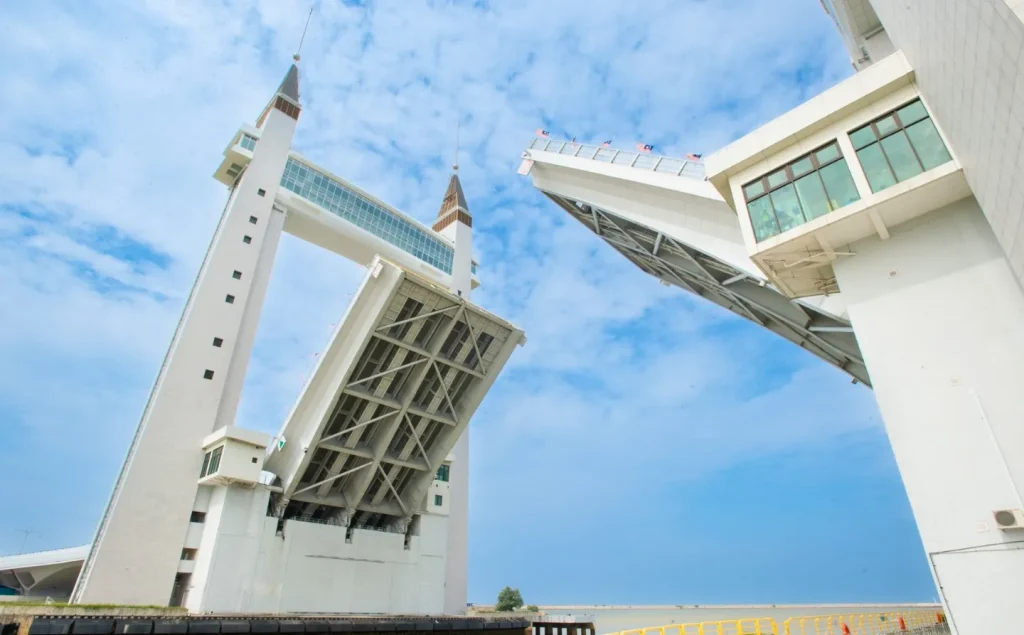 menunjukkan bridge terangkat dua dua belah