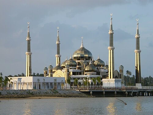 MASJID KRISTAL DIKENALI KERANA TERDAPAT BANYAK PANTULAN CAHAYA MATAHARI
