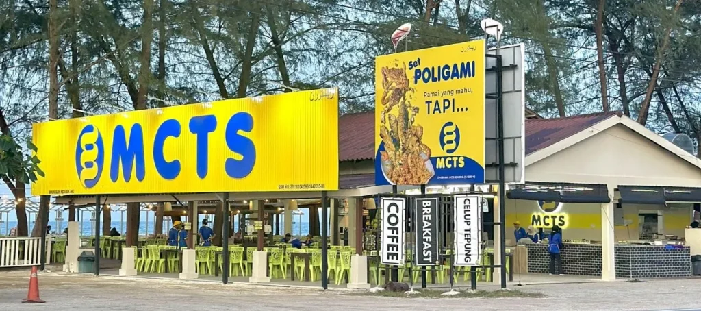 tempat makan mak cik tinah sakinah pada waktu petang,berwarna kuning