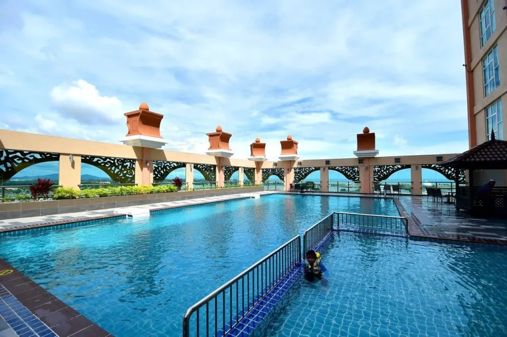 menunjukkan gambar kolam yang air berwarna biru dan ramah
