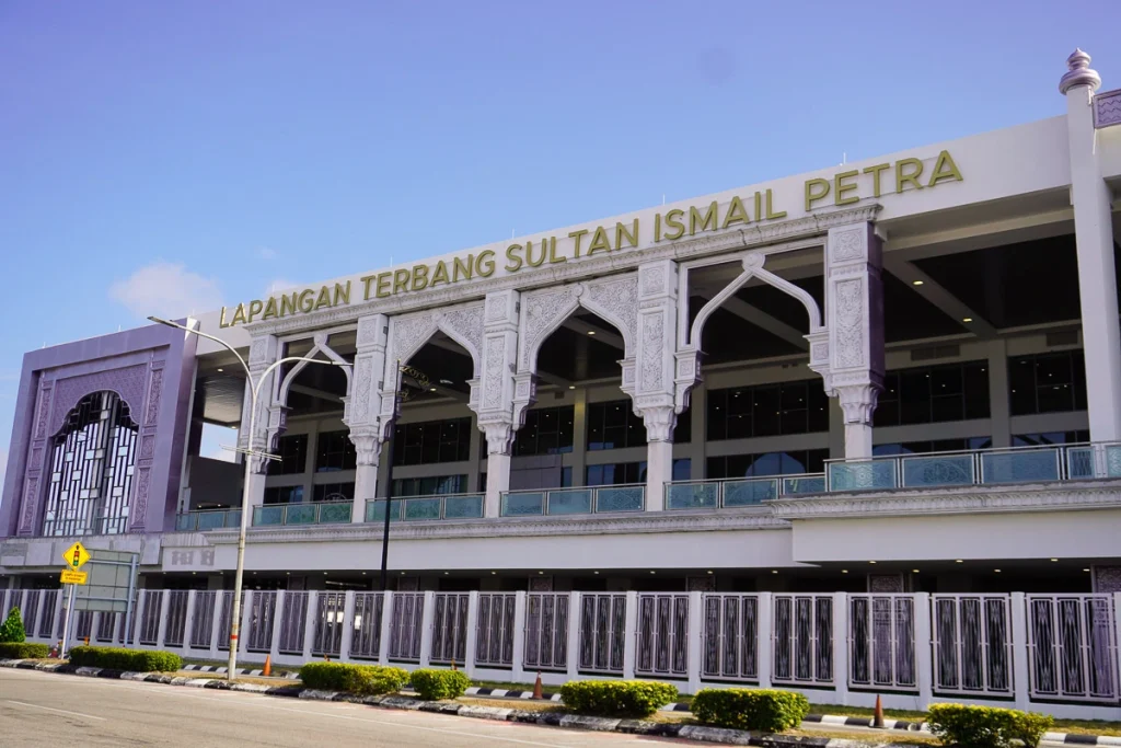 gambar menunjukkan sebuah kapal terbang yang berada di kota bharu dan ada nama sultan
