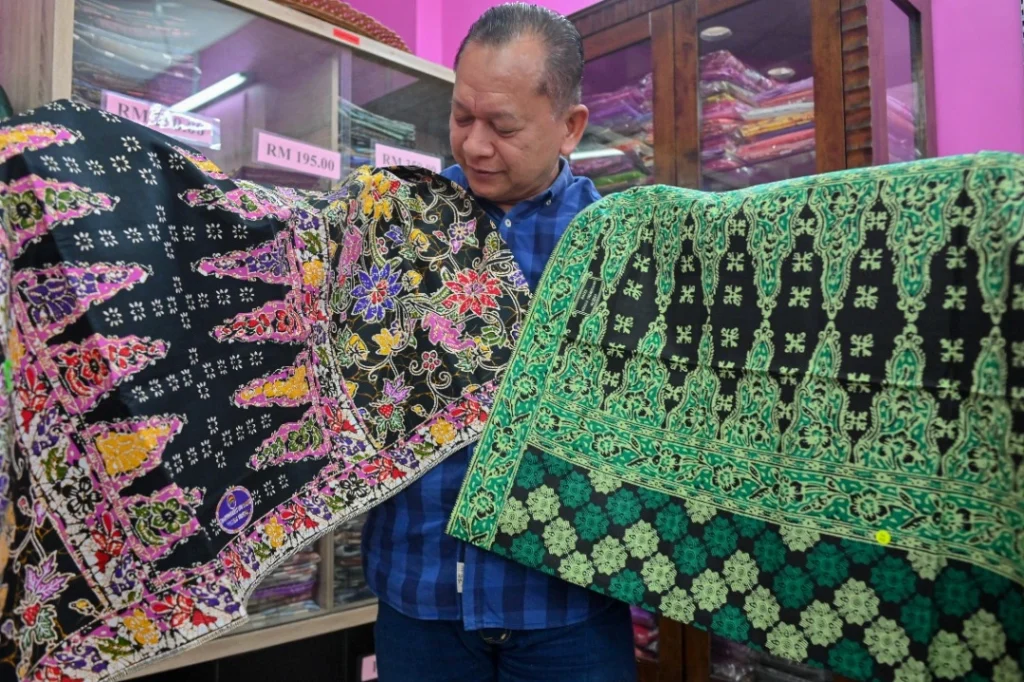 kain yang dipaparkan adalah hasil buatan tangan yang rapi