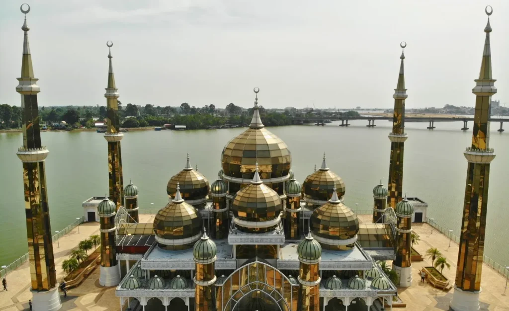 menunjukkan ada 4 menara di tepi kiri dan kanan masjid