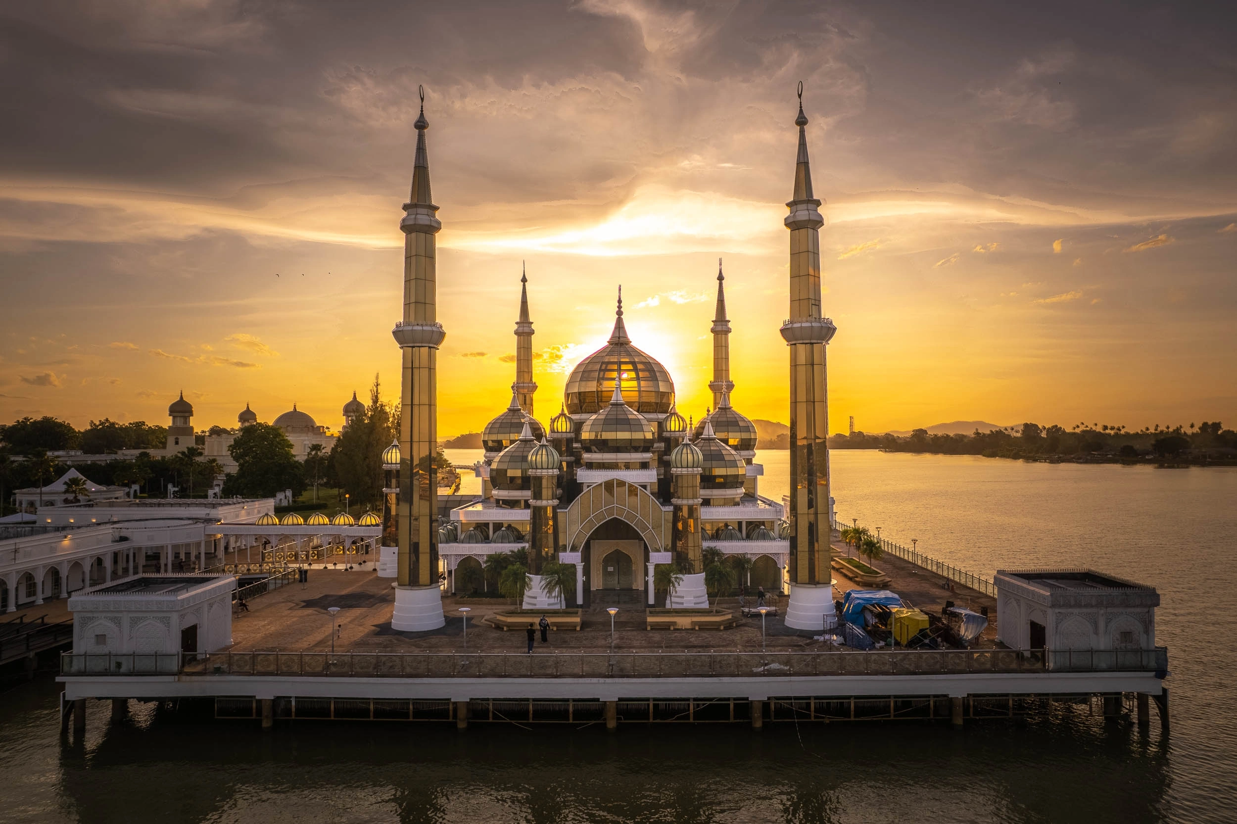 gambar menunjukkan view bangunan ketika sunset dan bukan sunrise
