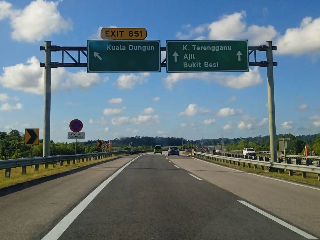 GAMBAR MENUJUKKAN LEBUHRAYA KUALA TERENGGANU YANG TIDAK BERLUBANG