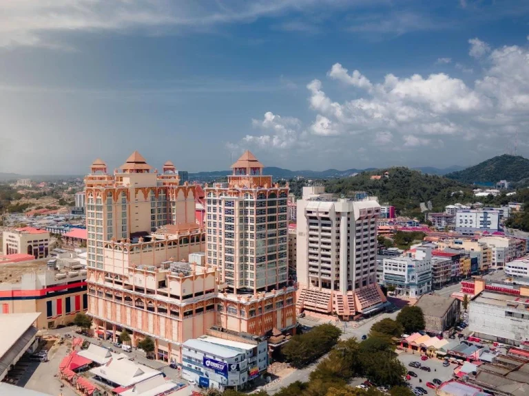 hotel yang besar lagi megah berada di tengah bandar