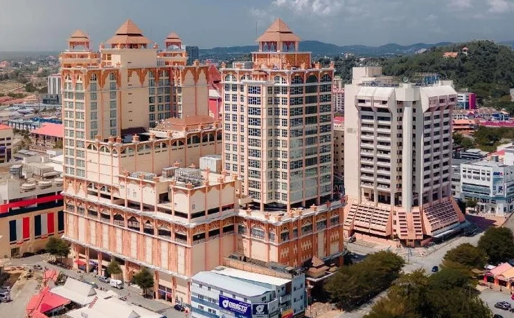hotel yang besar lagi megah berada di tengah bandar