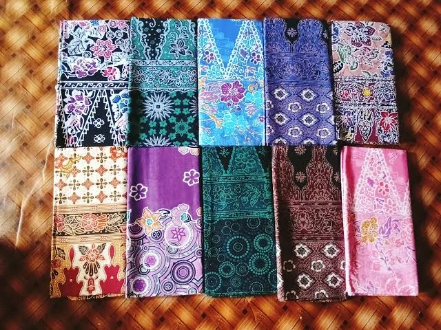 kain yang dipaparkan adalah hasil buatan tangan yang rapi