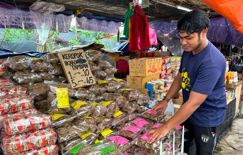 gambar menunjukkan seorang lelaki yang sangat ramah sedang beri penerangan kopoj lkr
