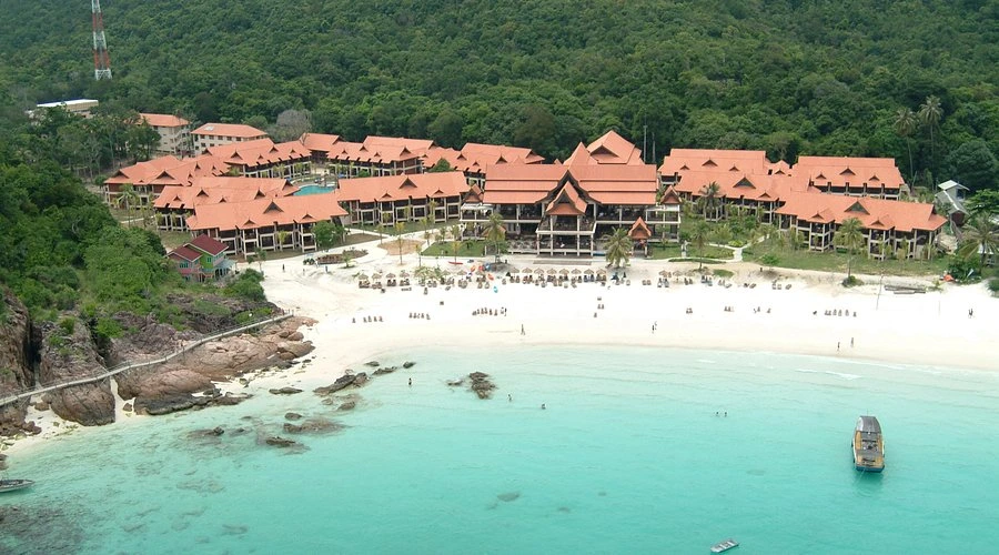 kelihatan bangunan kecil,ada pantai dan lautan