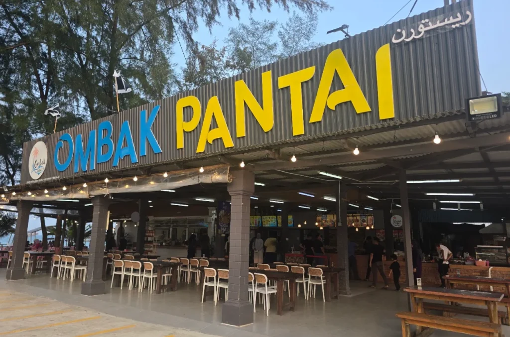 papan tanda atau signboard berwarna kuning memaparkan pemasaran secara direct