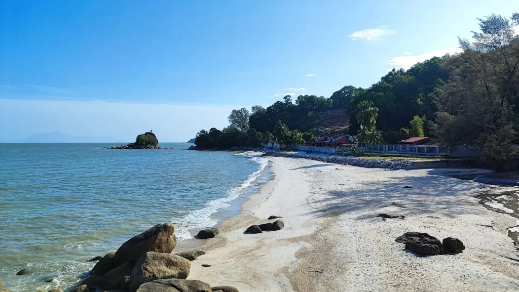 pantai ni merupakan kawasan yang penuh dengan pokok dan ramah untuk mandi