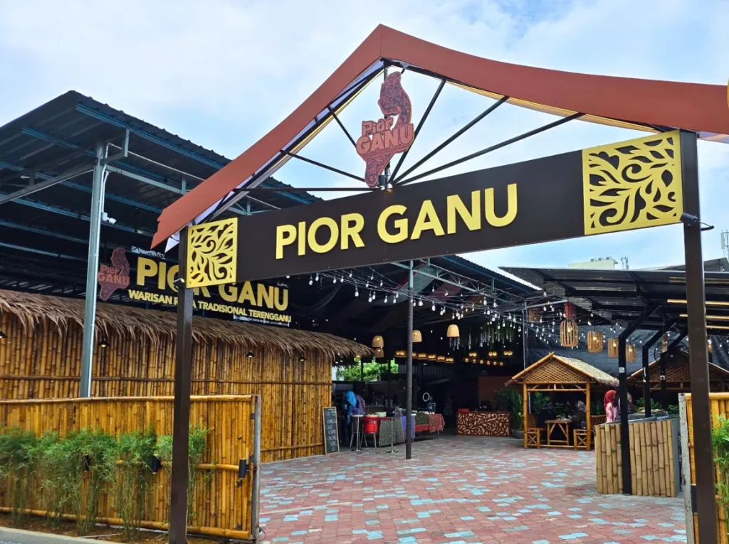 tempat makang,ada kerusi,meja dan tempat amik gambar mcm boleh dilihat