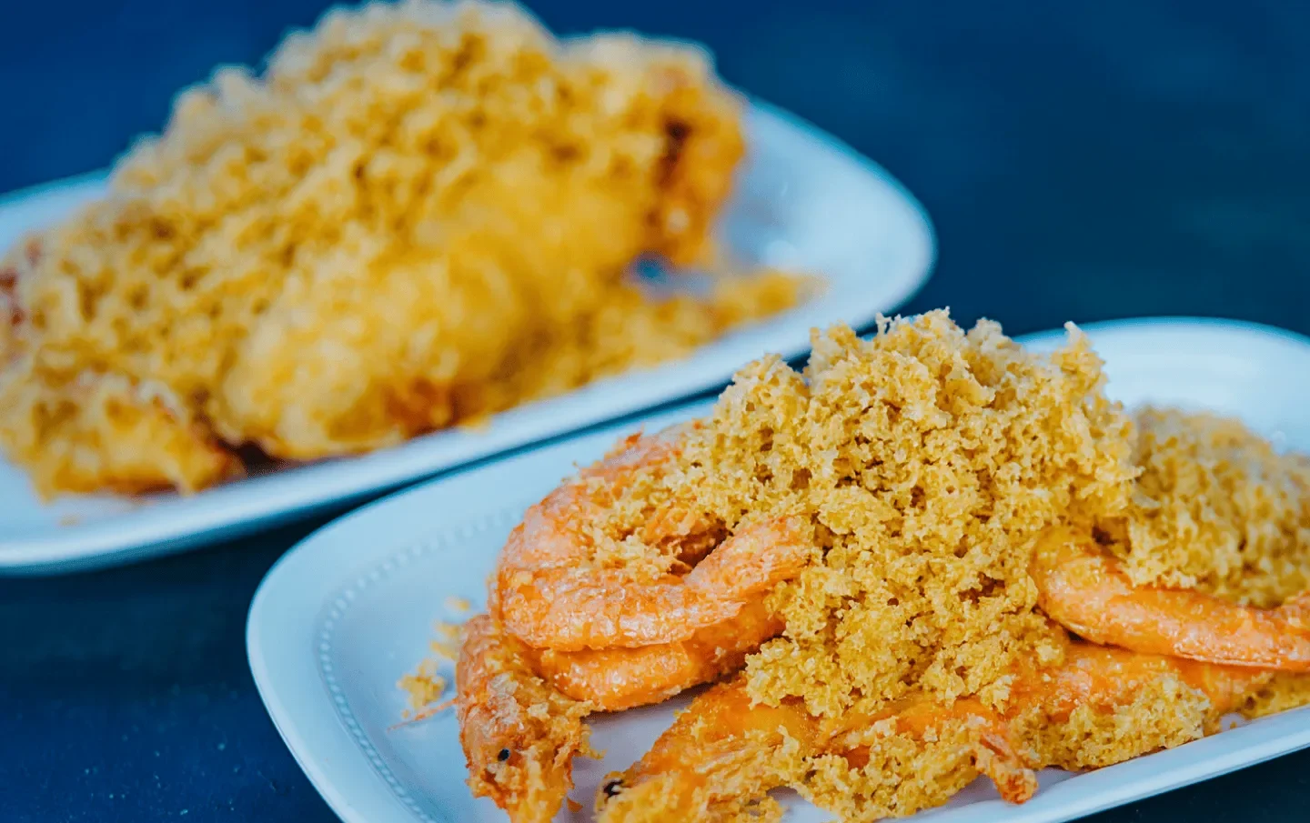 makanan seafood yang disaluti tepung berwarna kuning keemasan,didalm minyak panas yang mendidih