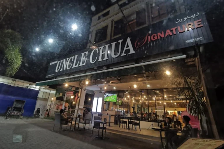 restoran menujukkan keadaan waktu malam yang gelap gulita dan ramah sbb ada customer datang