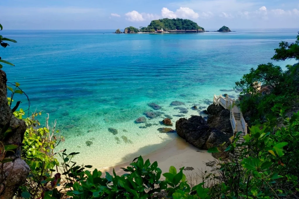 menunjukkan island picture is big and stunning