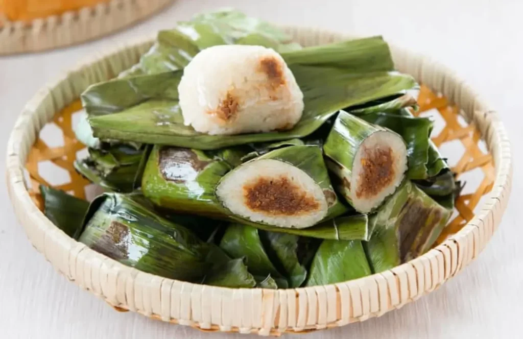 kuih ini kelihatan ada nasi didalam serta baru sahaja dibakar