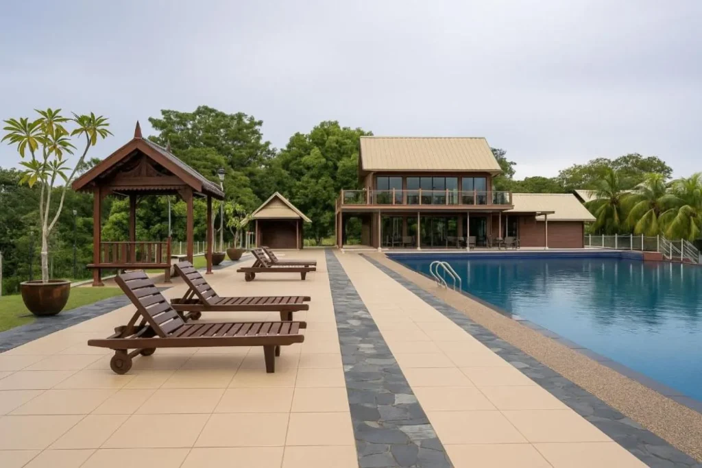 port santai dan pakai sunscreen berdekatan kolam renang yang ada view perumahan