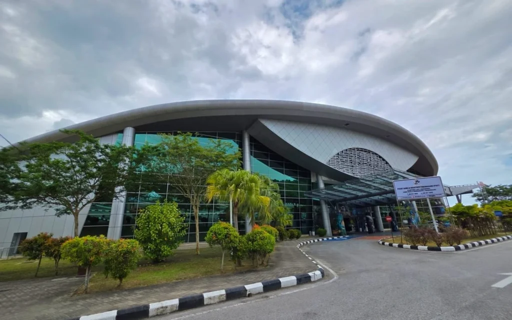 gambar menunjukkan tempat dimana ada dewan besar dan langit biru
