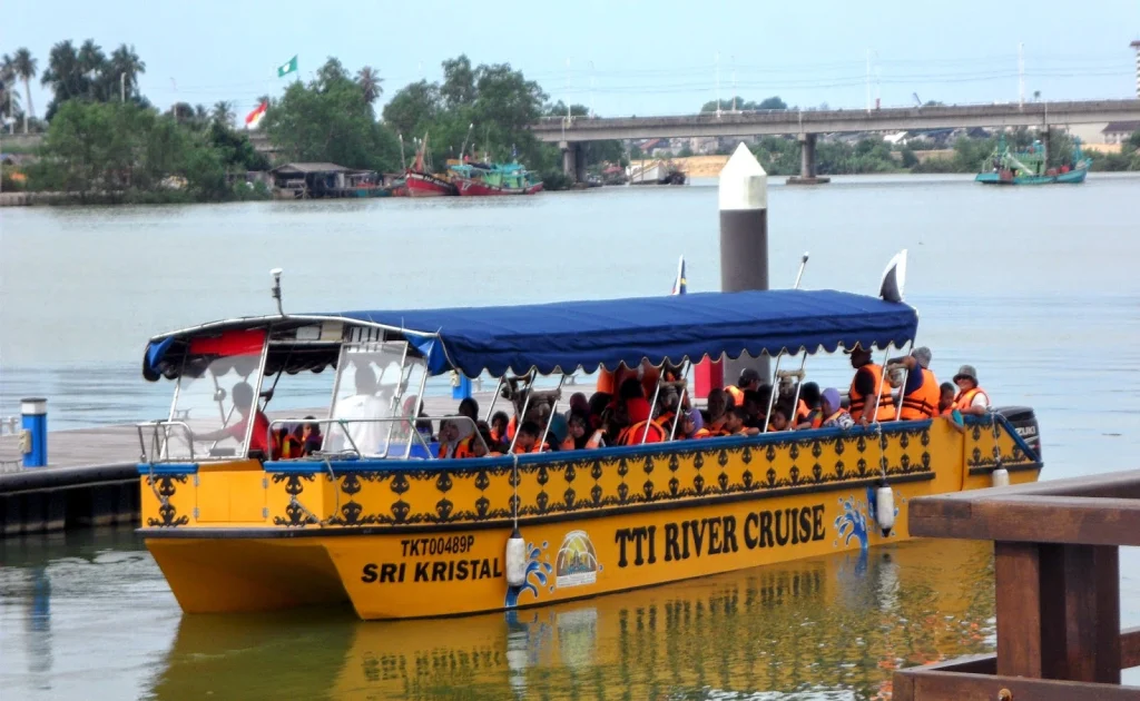 ada bot yang berada di atas laut,tasik dan sebagainya membawa penumpang