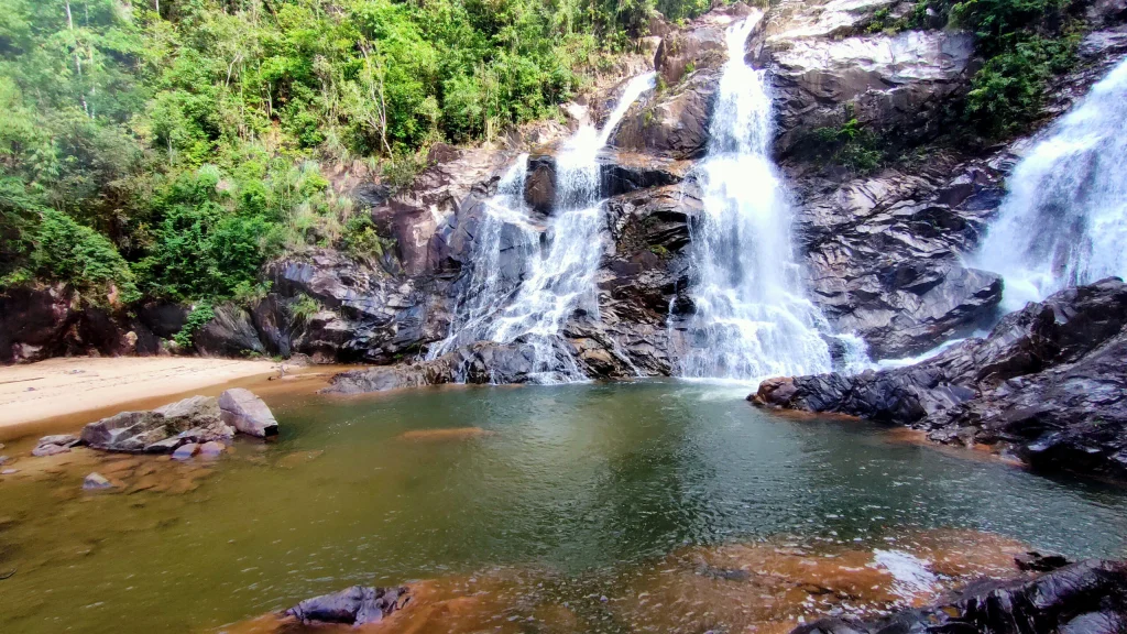 air terjun yang sangat jernih dan menenangkan kerana persekitaran yang hijau